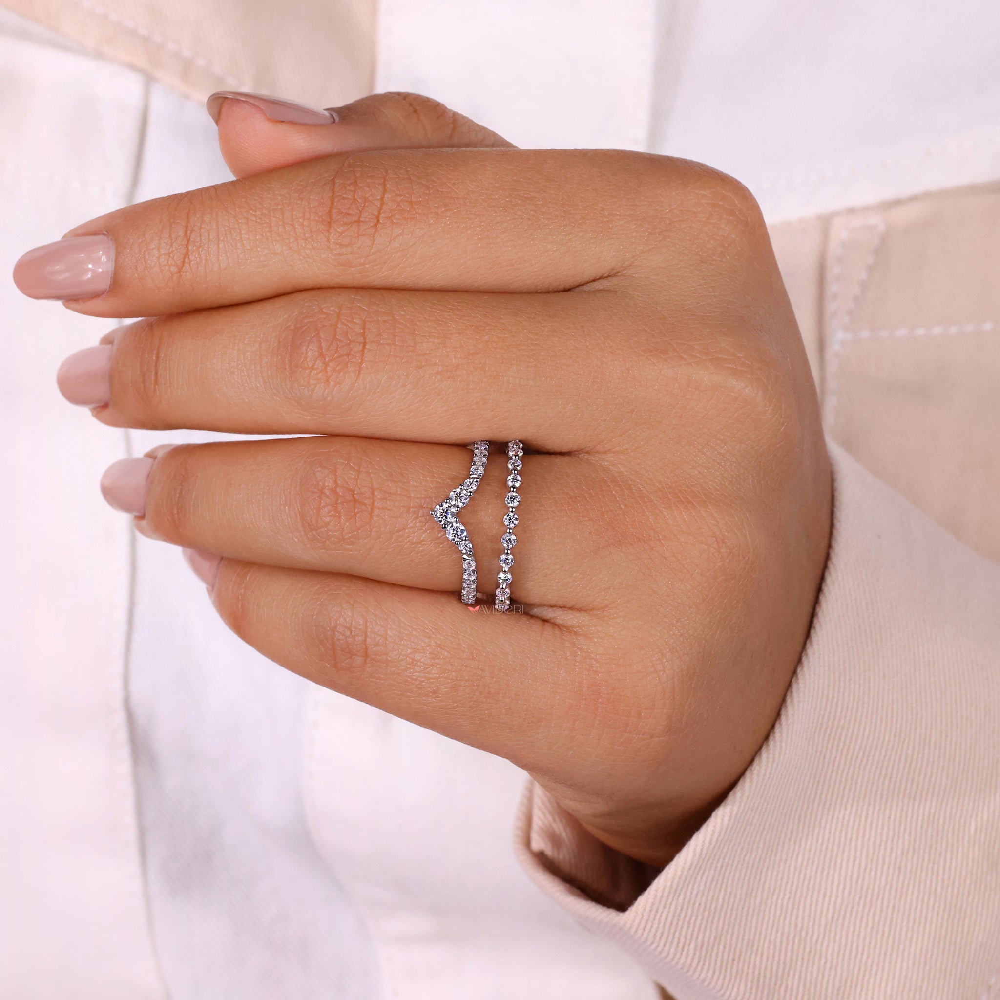 Avideri band featuring lab-created diamond accents.
