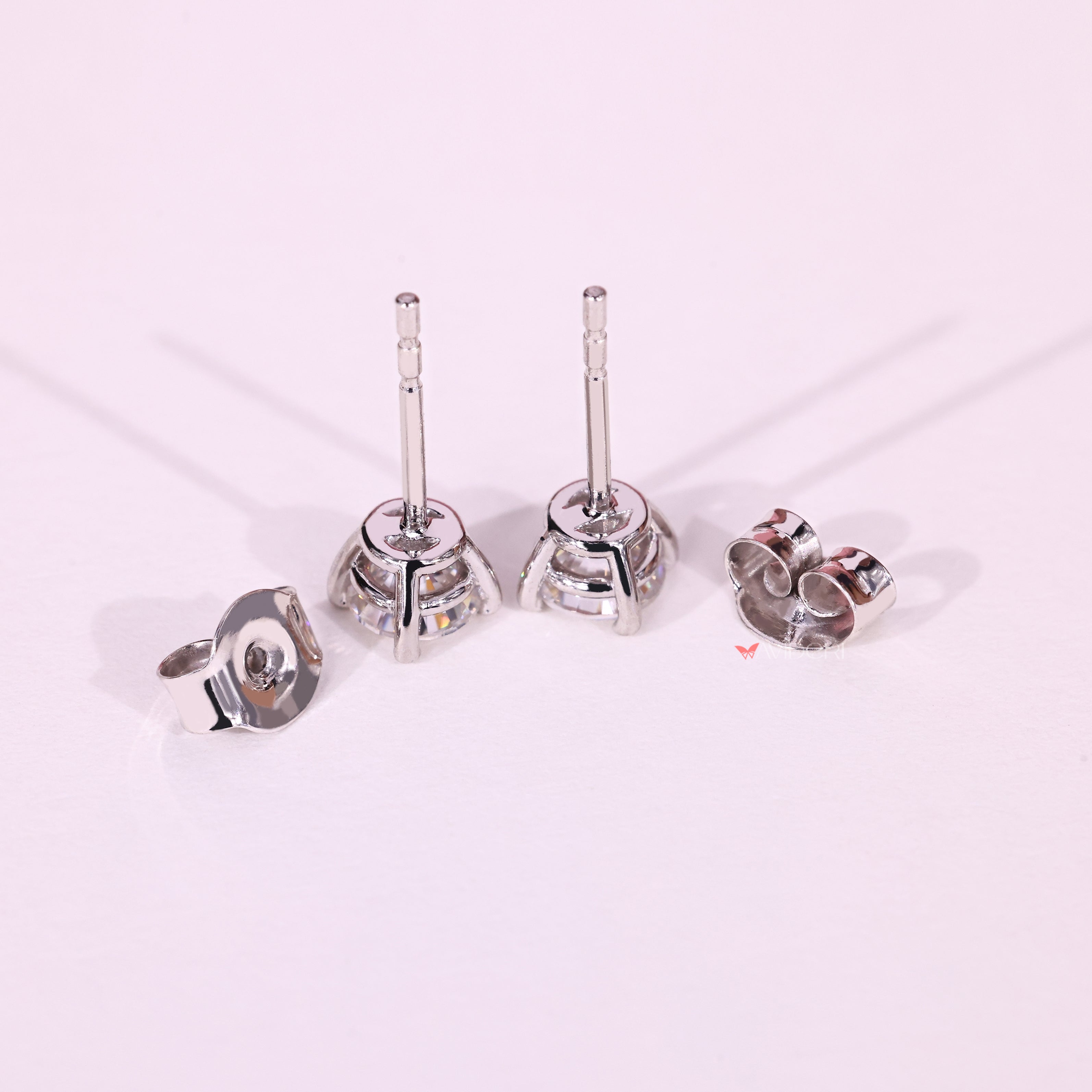 Featuring a classic design, these screw back earrings give extra safety and are easy to wear daily.
