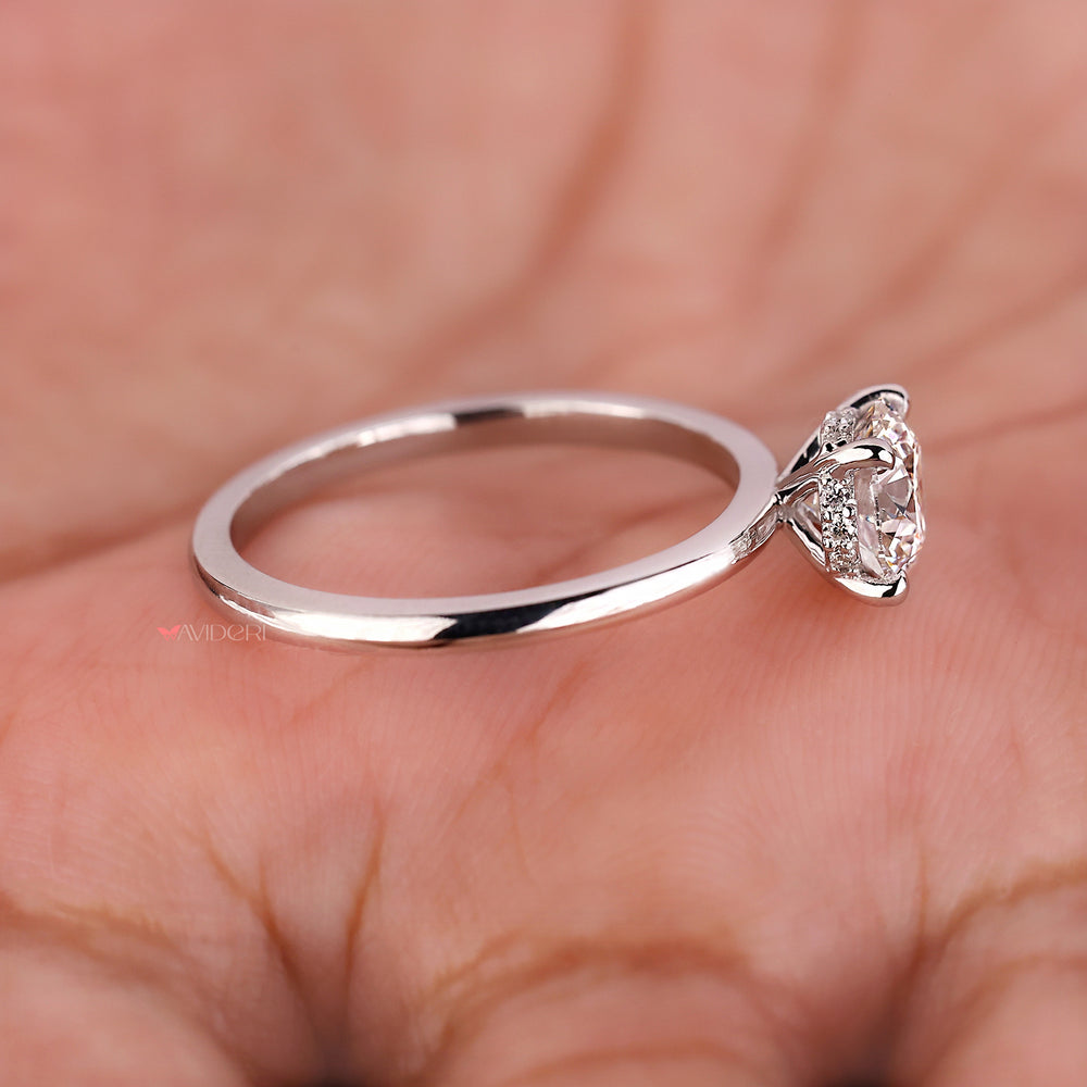 Solitaire diamond ring in gold engagement ring style, perfect for timeless elegance.