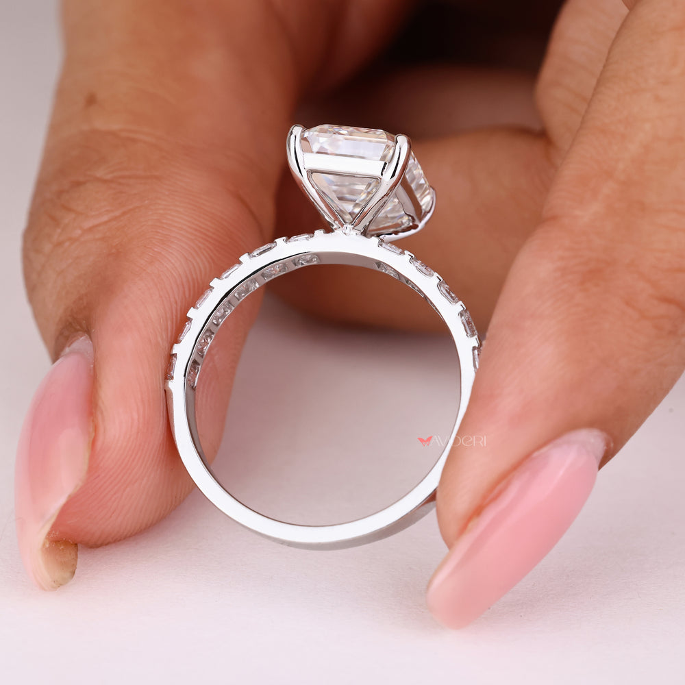 Four prong emerald diamond ring with bar setting details

