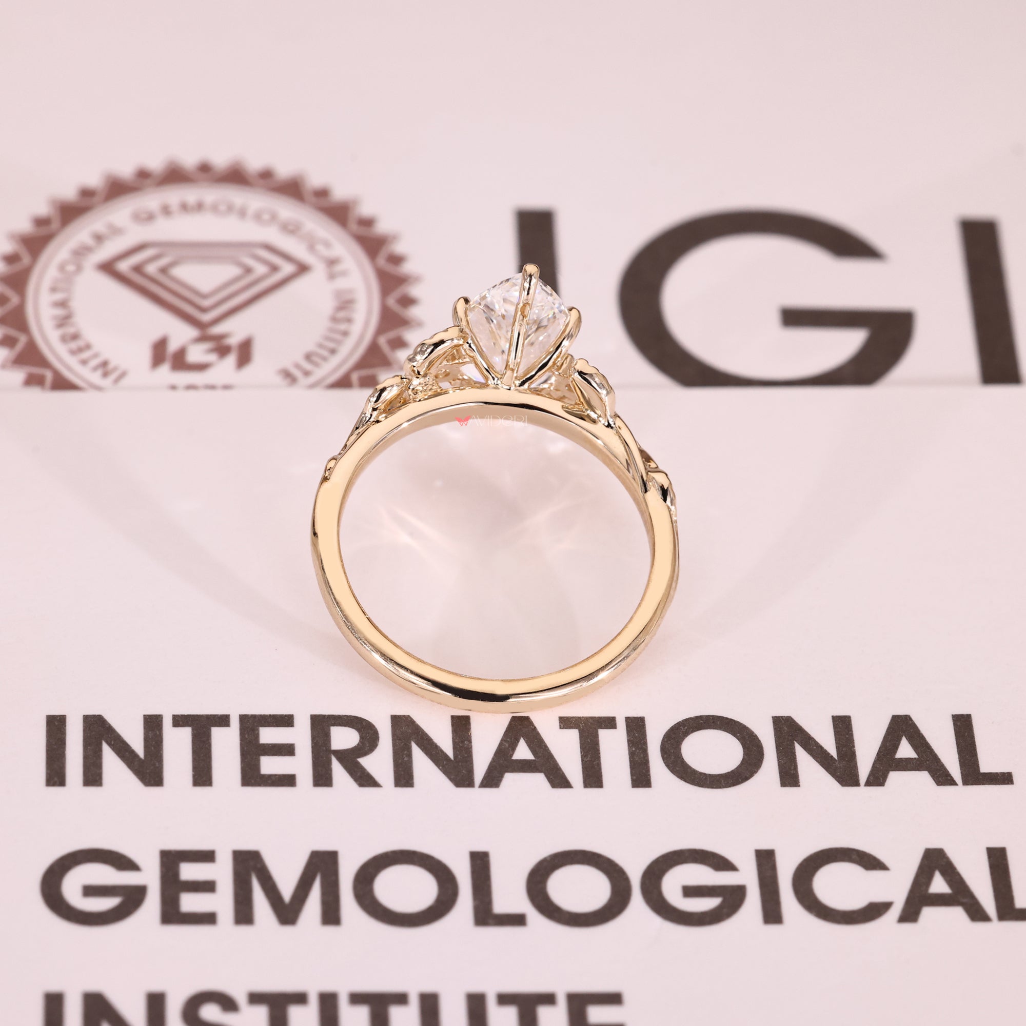 Yellow gold ring with IGI certified stones.