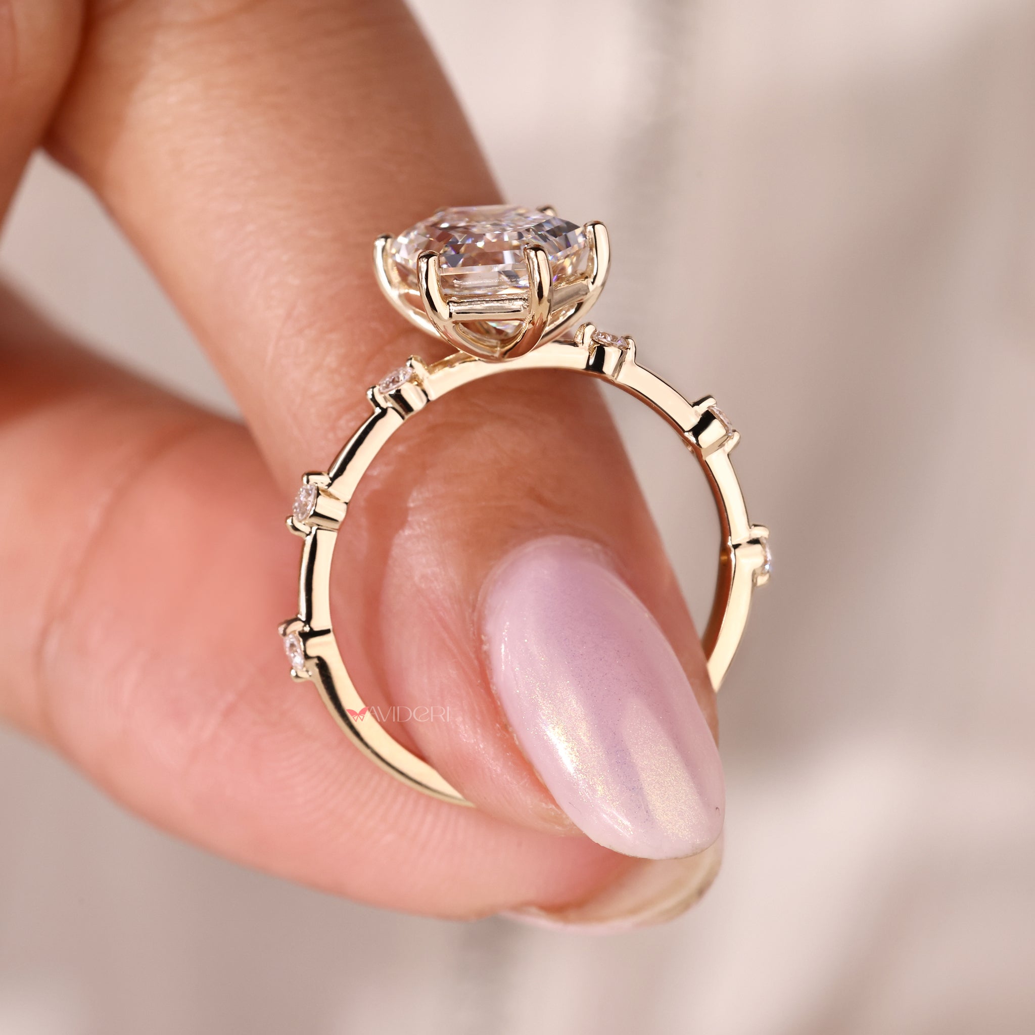 Round Cut Side Diamond on Avideri's 3 carat proposal ring