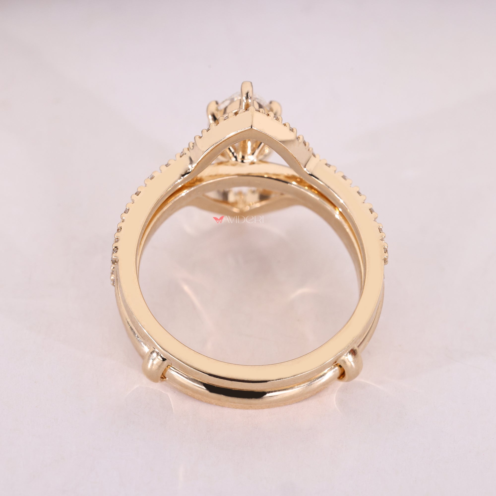 Yellow gold bridal set in Lab Grown Diamond.