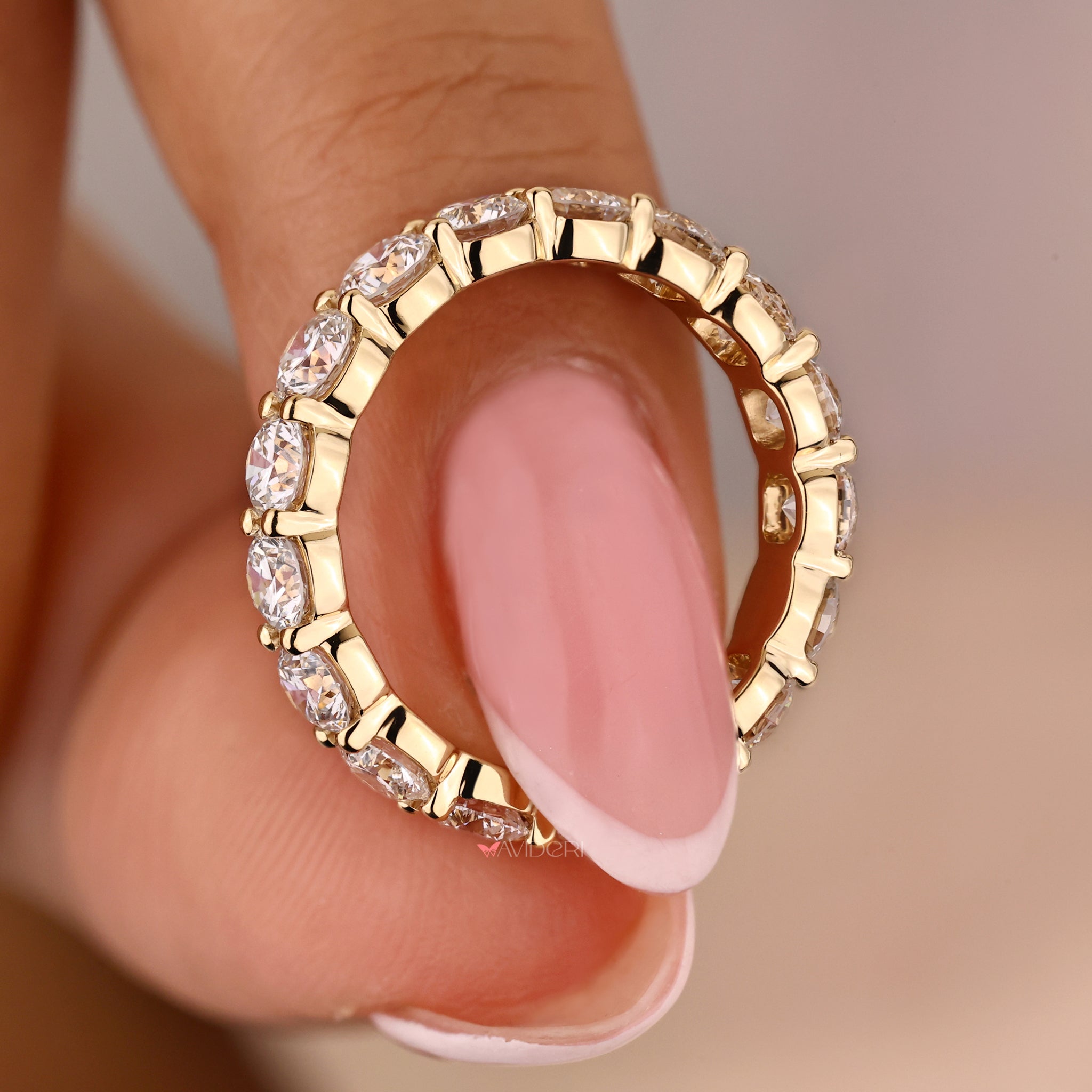 Luxurious yellow gold wedding band ideal for a sophisticated and modern look.
