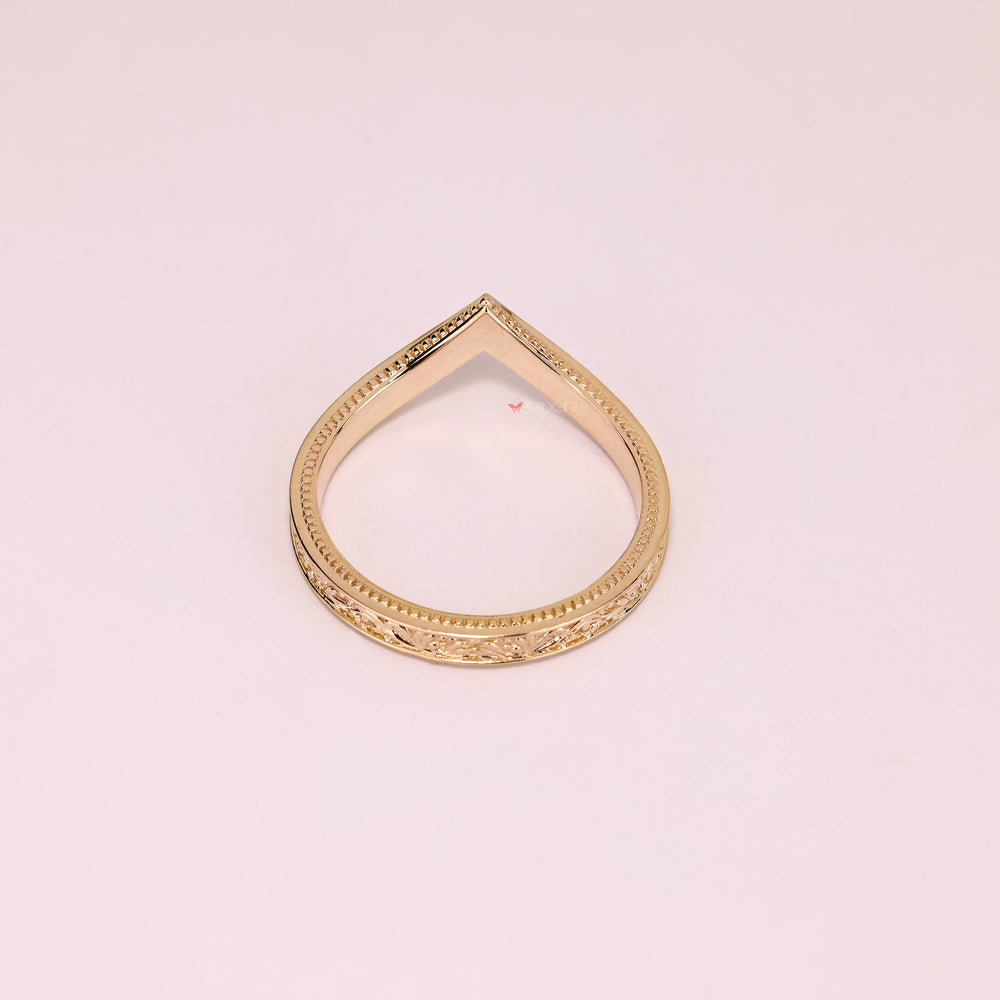 Vintage v shaped band with milgrain setting.
