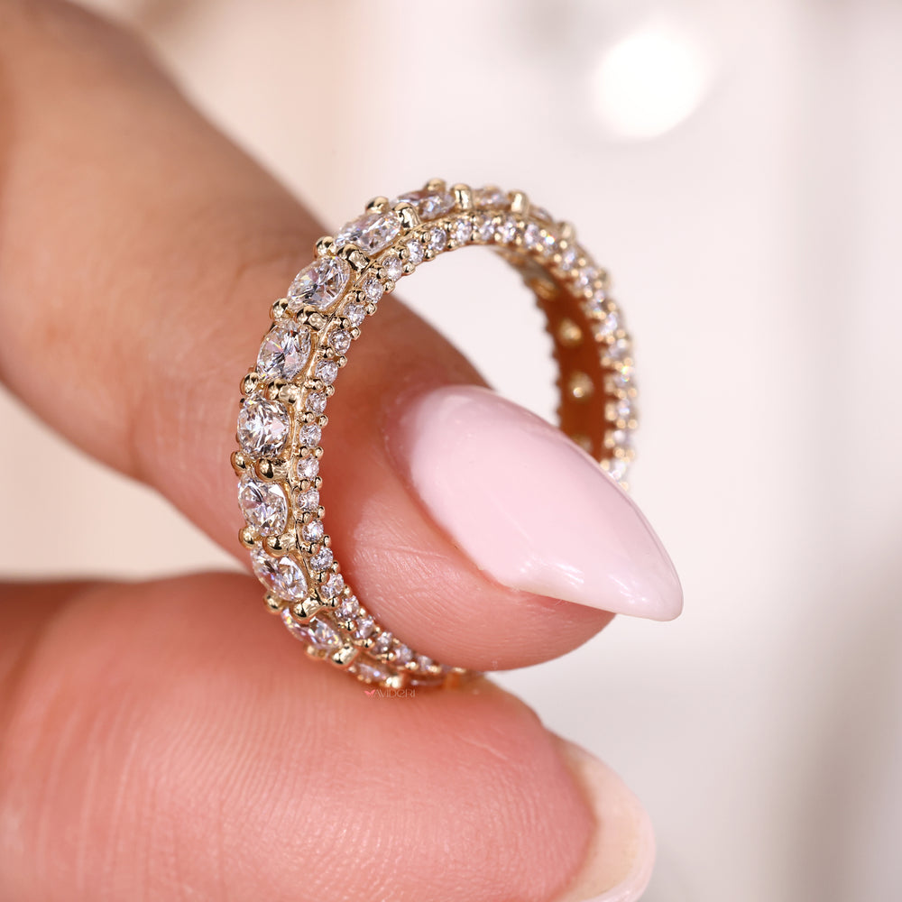 Handmade band featuring round diamonds in a beautiful eternity design.
