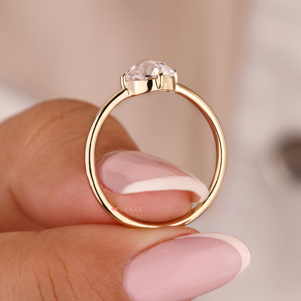 Stunning yellow gold diamond ring with a classic appeal.
