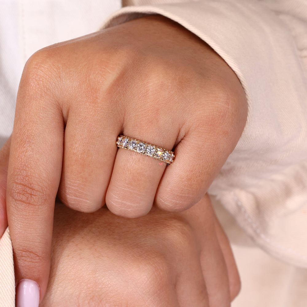 Avideri band with round diamonds set in a luxurious yellow gold design.
