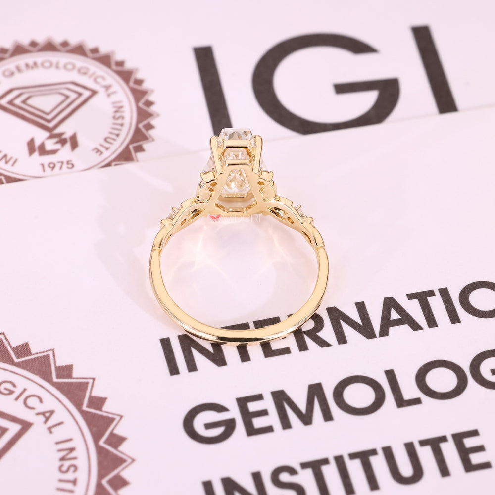 Yellow gold ring with coffin center.
