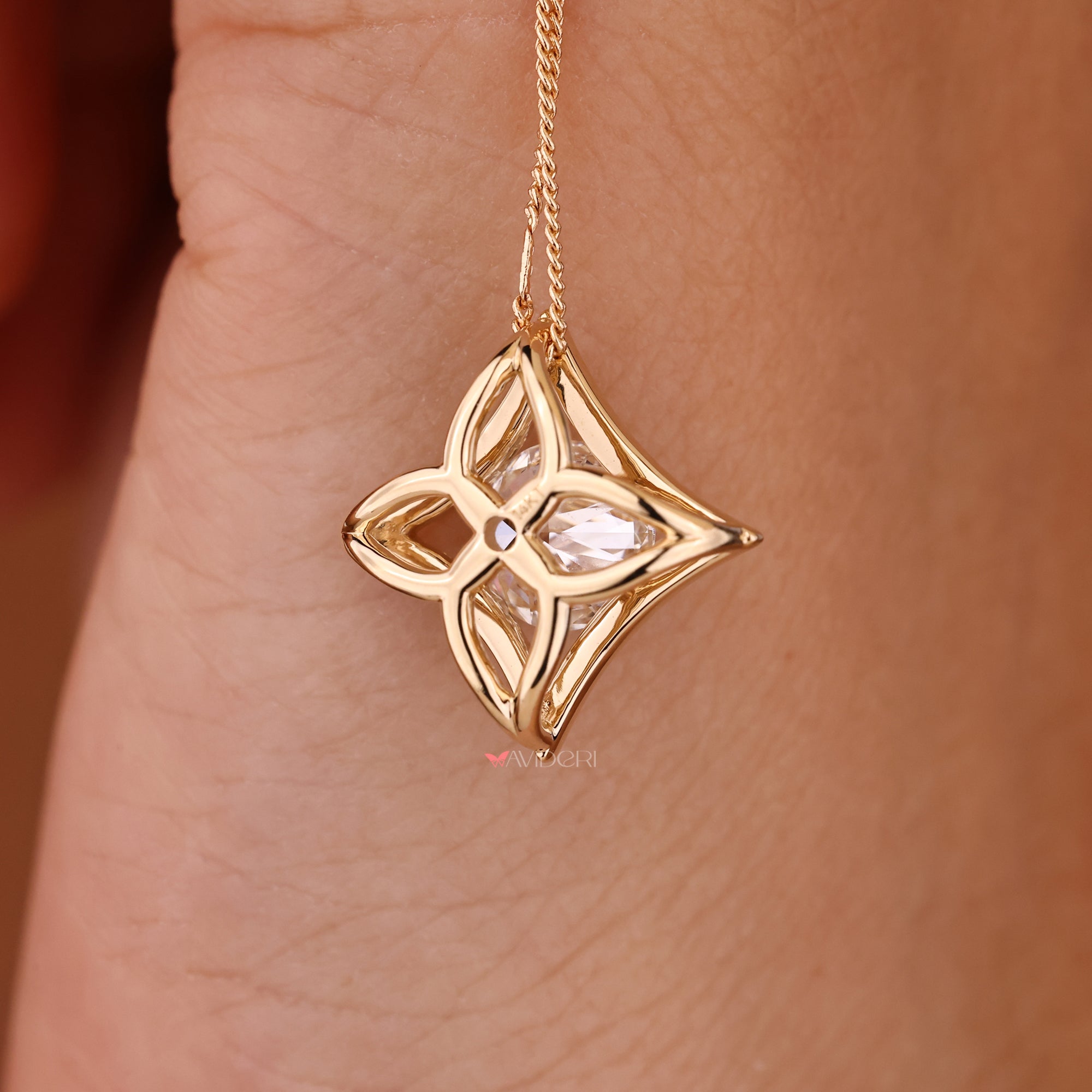 Yellow gold pendant in handmade pendant work.