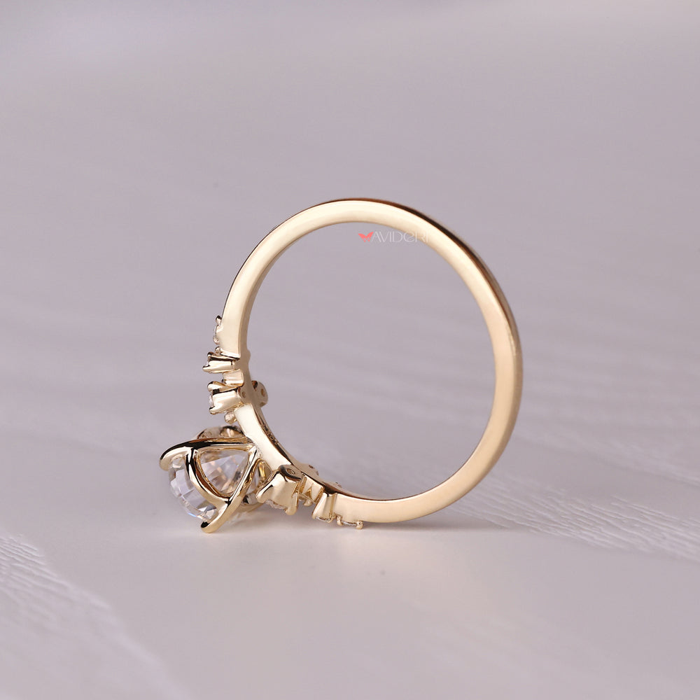 Yellow gold ring with a warm and classic finish.
