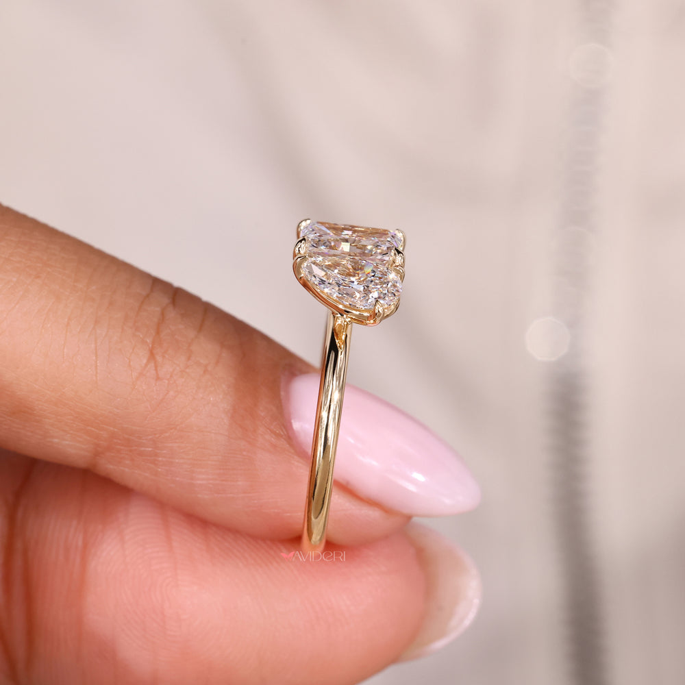 Moi et toi ring with radiant diamonds for a modern and elegant style.
