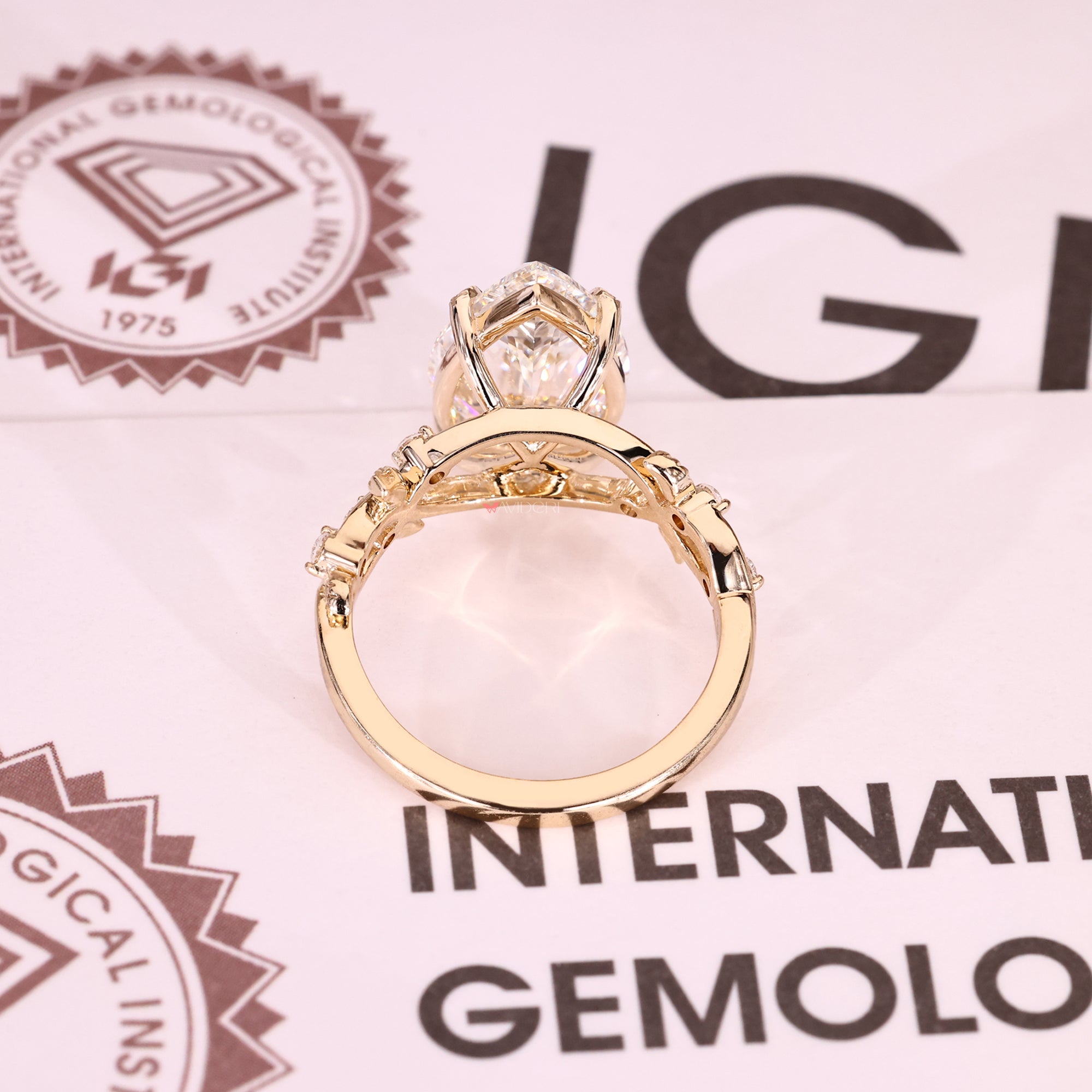 Simple chevron wedding band with curved shape.