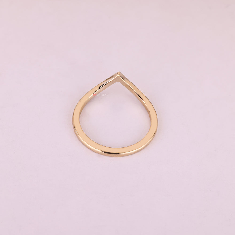 Simple chevron wedding band with curved shape.