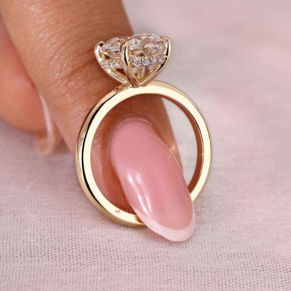 Round cut engagement ring with a Oval diamond for a timeless look.
