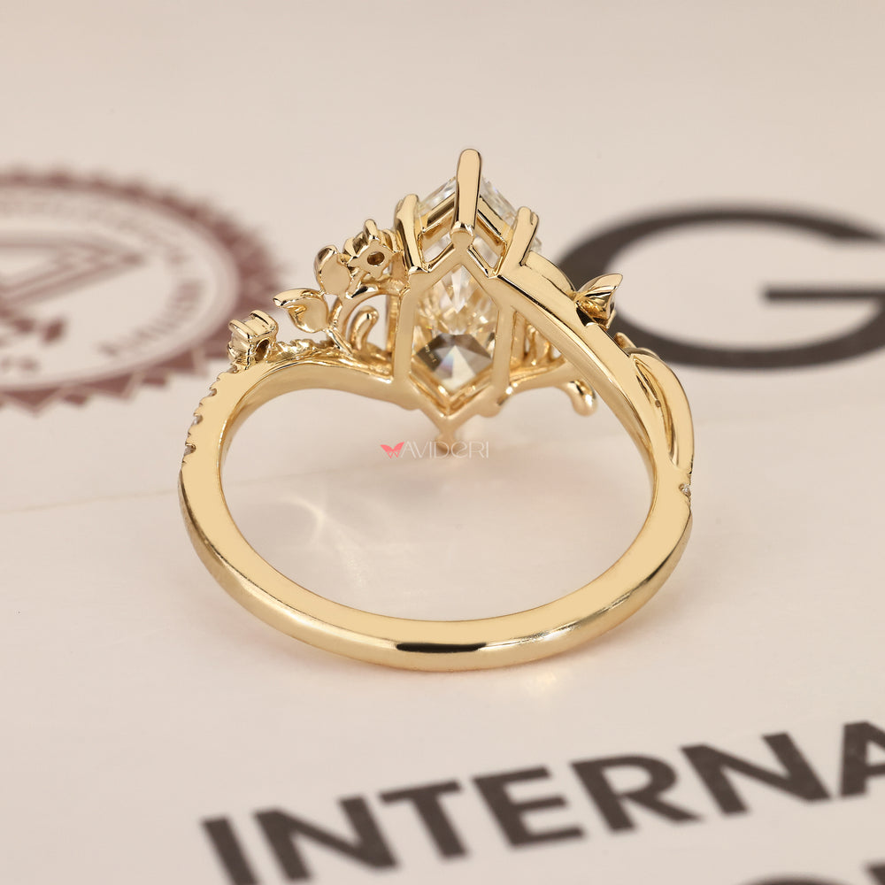 Dutch marquise ring with round side diamonds.

