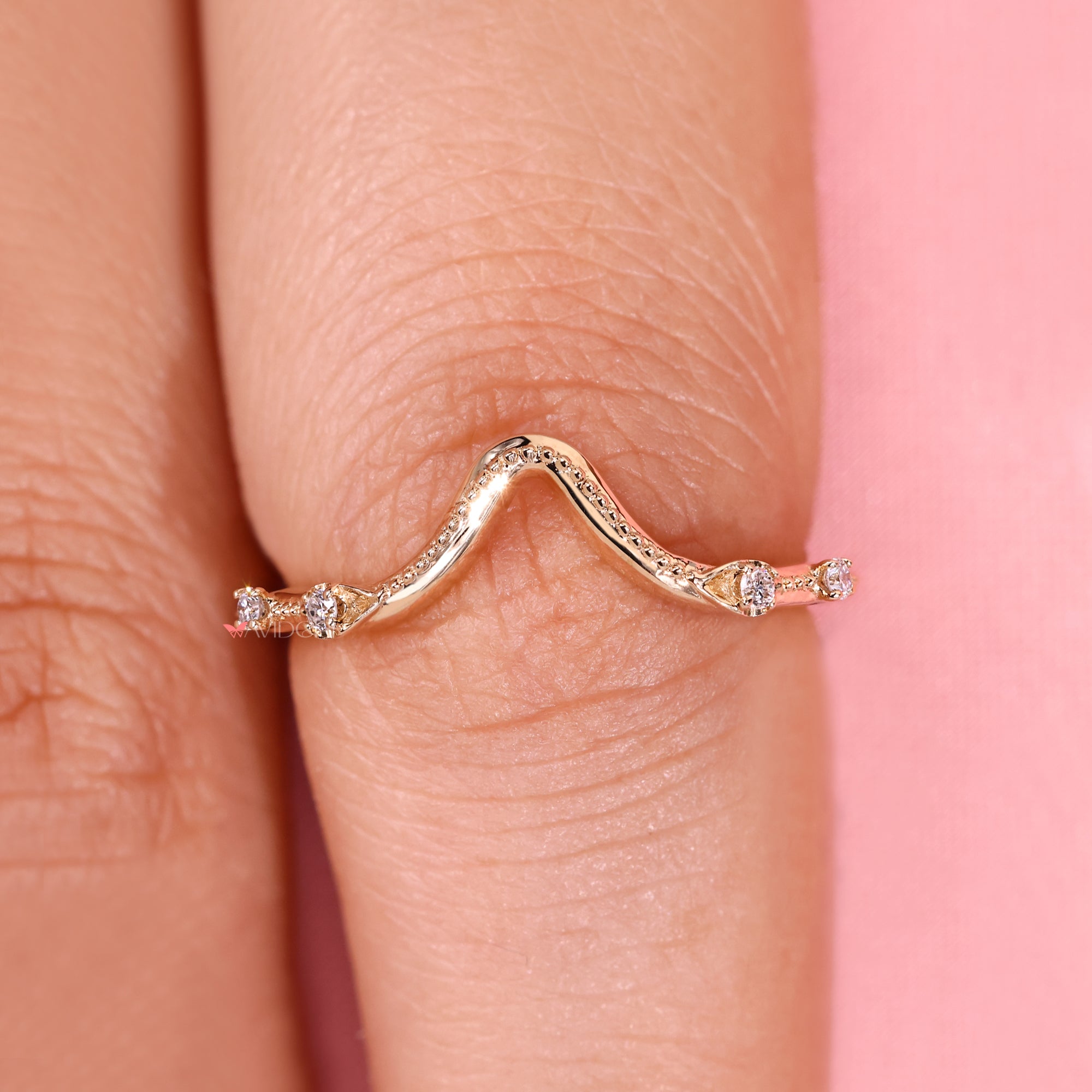 Minimal curved diamond band with milgrain setting.
