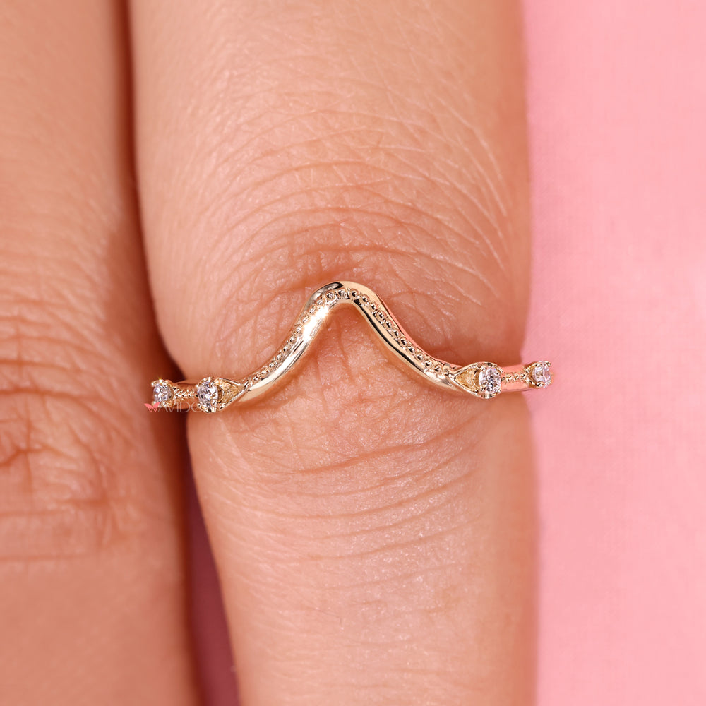 Minimal curved diamond band with milgrain setting.
