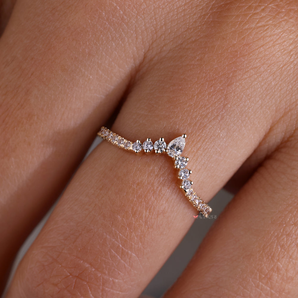 A beautiful wedding band for pear shaped ring designed to enhance its elegance and create a cohesive look.
